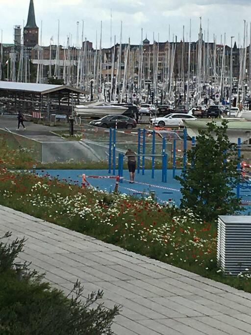 Bo Med Stil Og Udsigt Til Aarhus Lystbadehavn Lejlighed Eksteriør billede