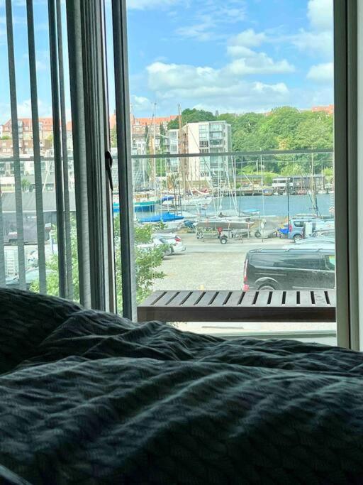 Bo Med Stil Og Udsigt Til Aarhus Lystbadehavn Lejlighed Eksteriør billede
