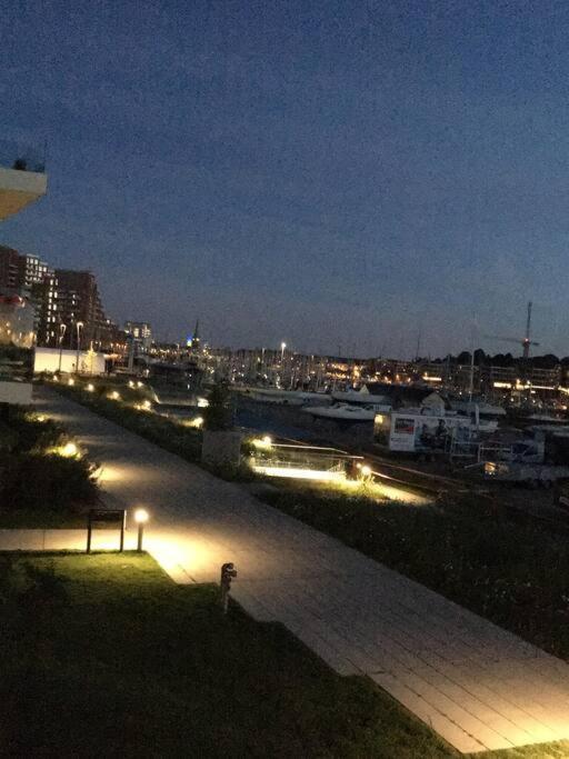 Bo Med Stil Og Udsigt Til Aarhus Lystbadehavn Lejlighed Eksteriør billede
